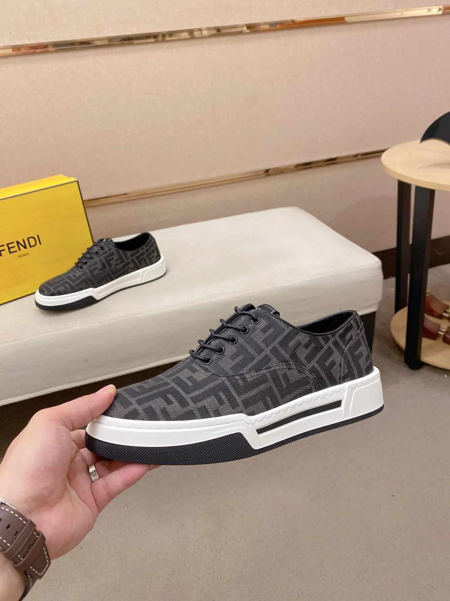 Men's shoes 💰 420💰 (FENDI) New high-top 👊🏻 upper 🇮🇹 imported cowhide fabric 🇩🇪 lining imported sheepskin lining. The original outsole is molded to highlight the identity of every man, and the upper foot is stable and stable🚶🏻🚶🏻The high-end custom counters reproduce the original version📯No matter the wind or rain, the shoe last remains unchanged and can withstand the verification of time🔍️,🔵 Size: 38-44 (45 is custom-made and cannot be returned or exchanged